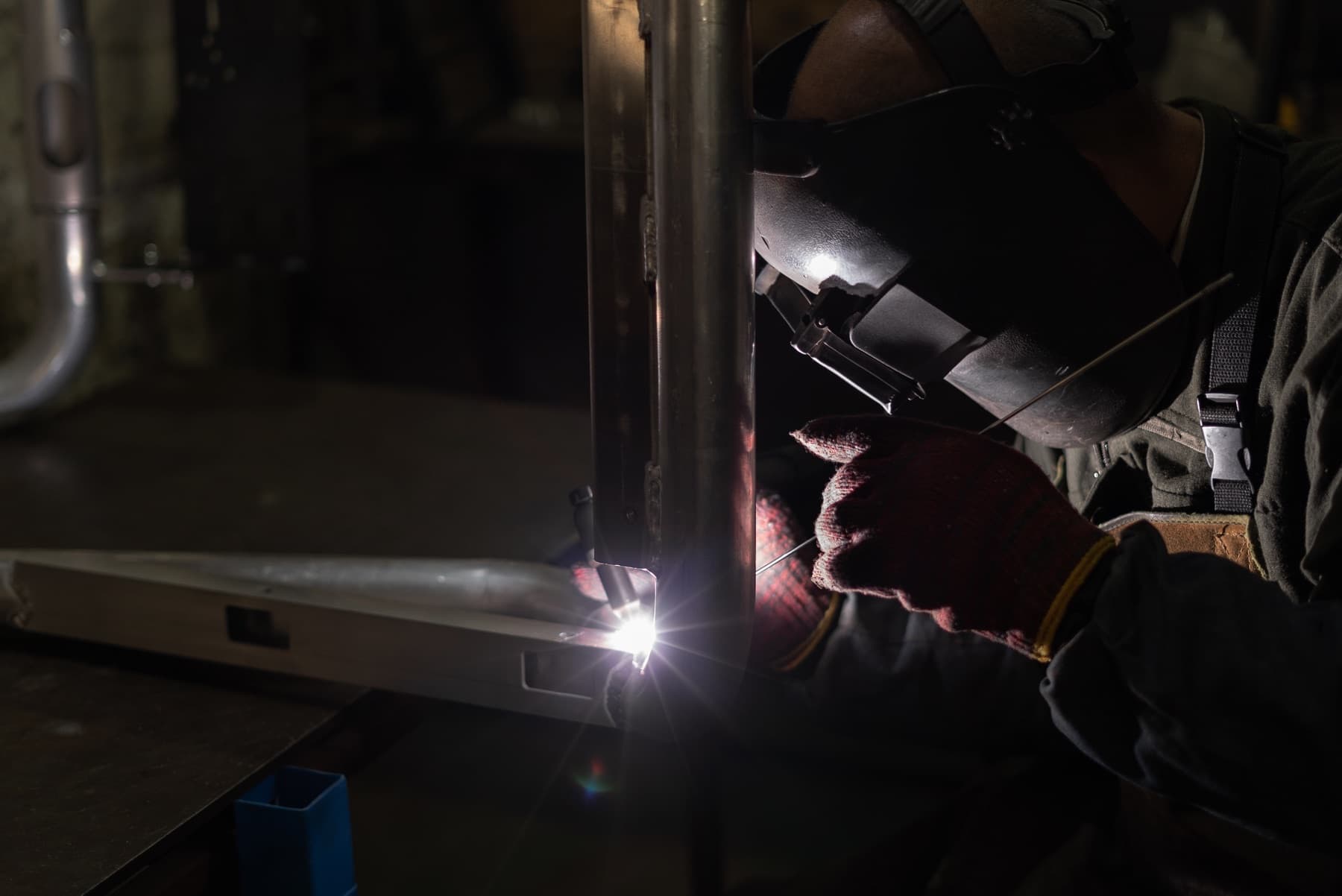 Manual TIG and MIG welding of a tubular assembly