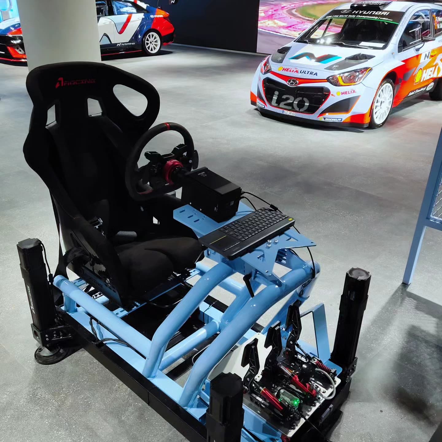 Driving simulator built on a bent and welded tubular frame