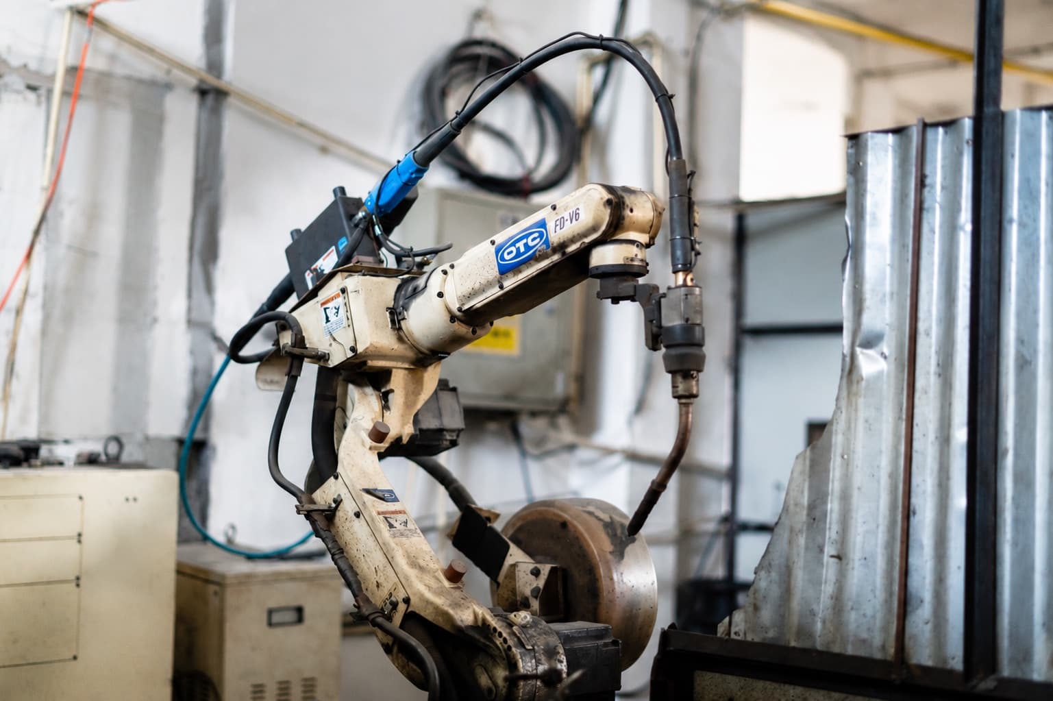 Robotic MIG welding equipment in Liwan's factory